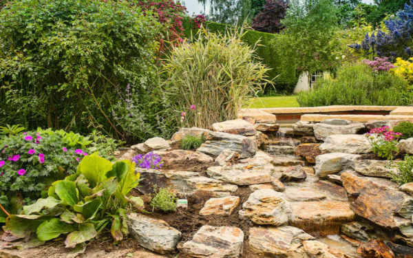 Taman kering dengan bebatuan